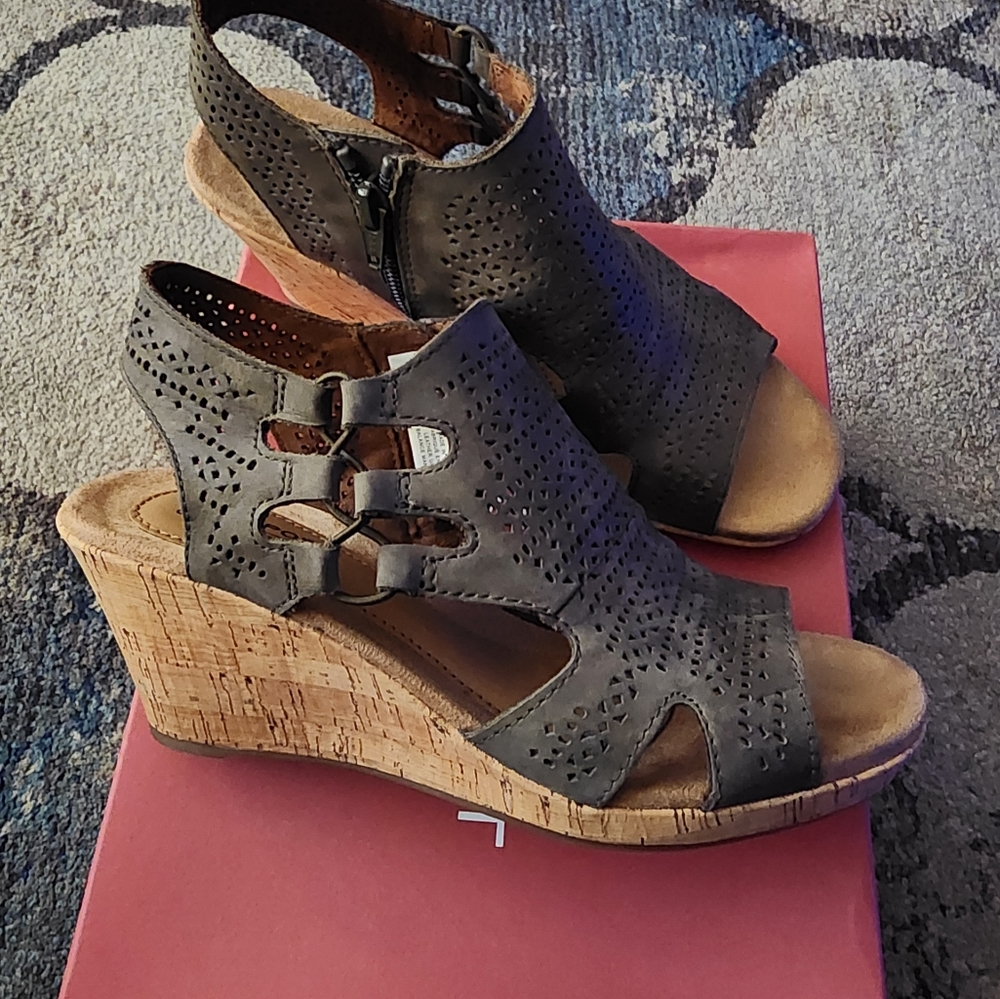 Wedge sandals green